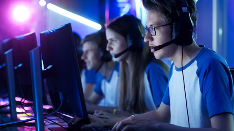 Esports real estate employees are on call and handling the customers queries